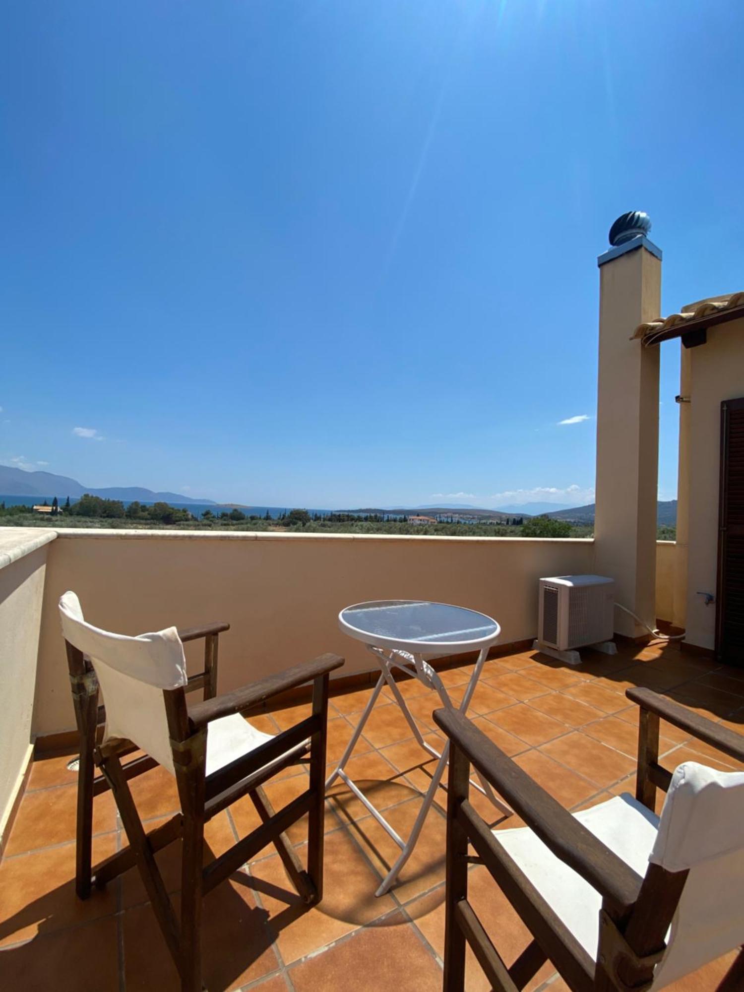 Georges Villa Galaxidi, Family, Pool And Garden Exterior photo