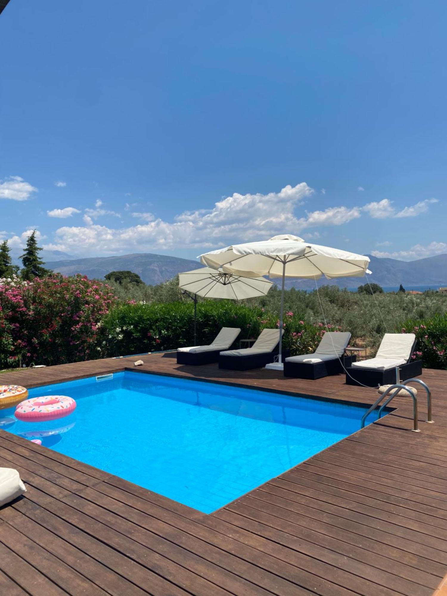 Georges Villa Galaxidi, Family, Pool And Garden Exterior photo